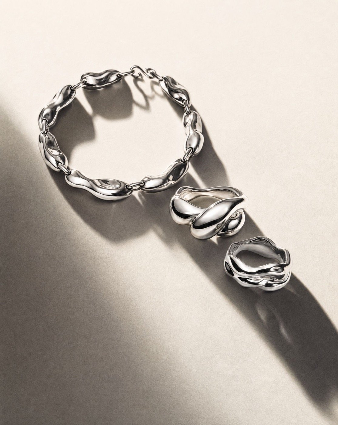 Bracelet et bagues MRW sur fond vert