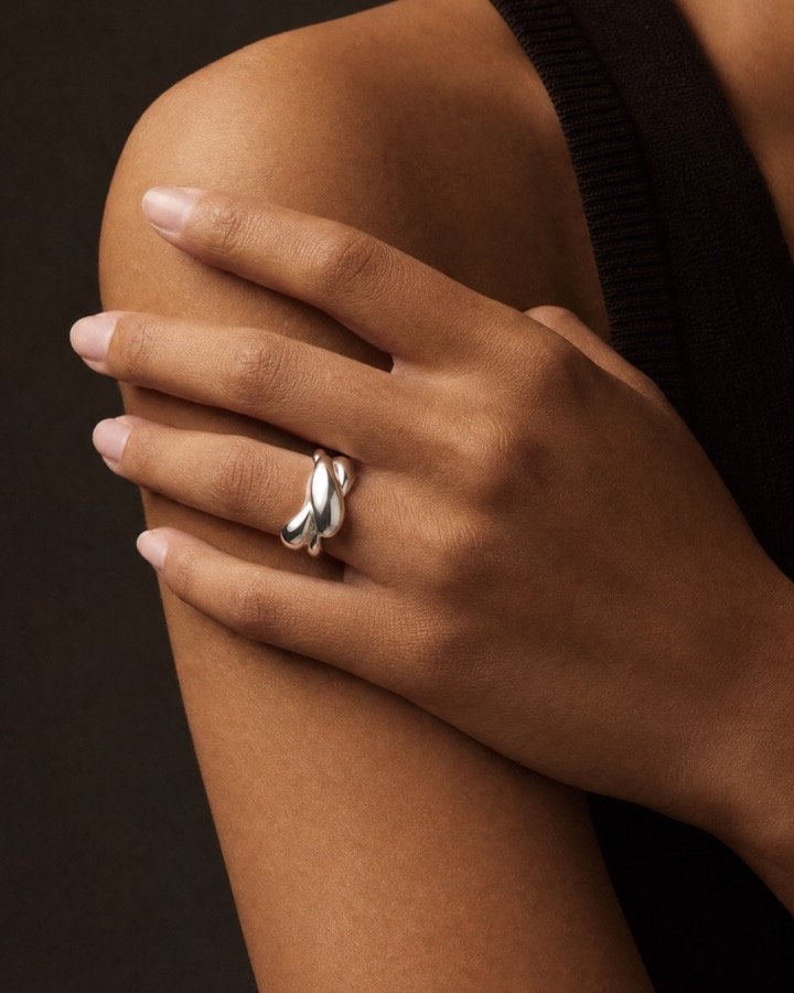 Bague Vague portée à la main