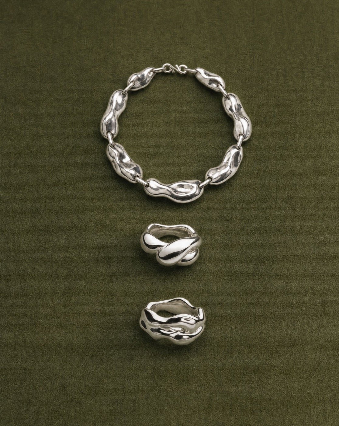 Bracelet et bagues MRW posés sur velours vert