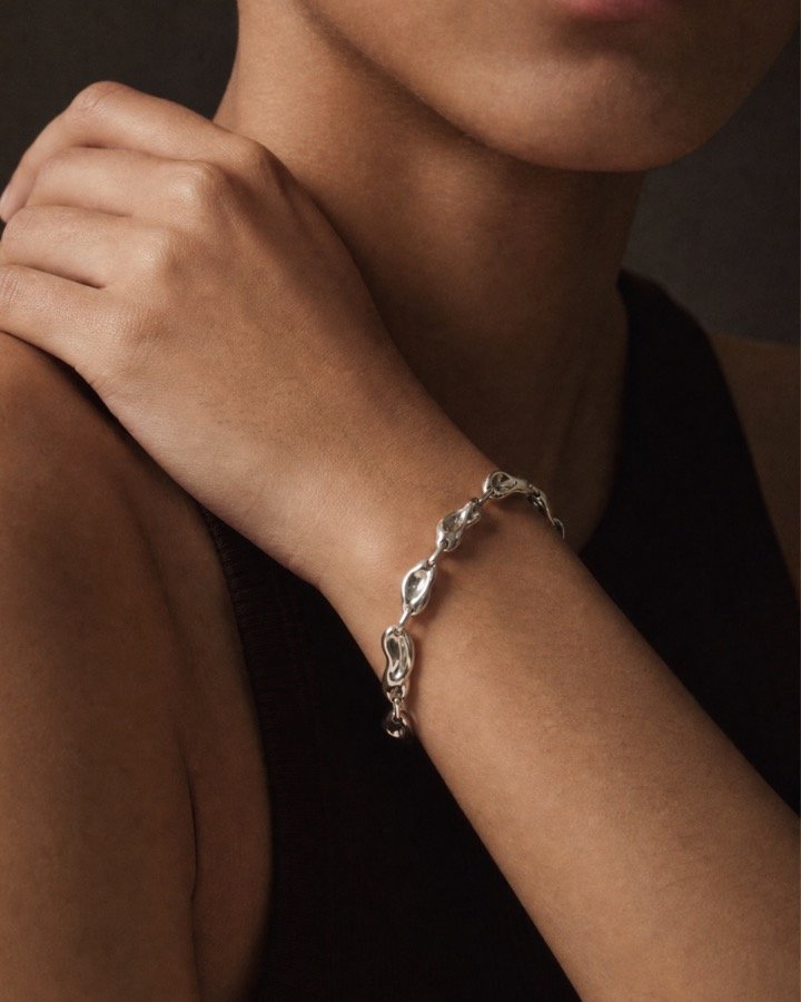 Bracelet Maillon porté au poignet