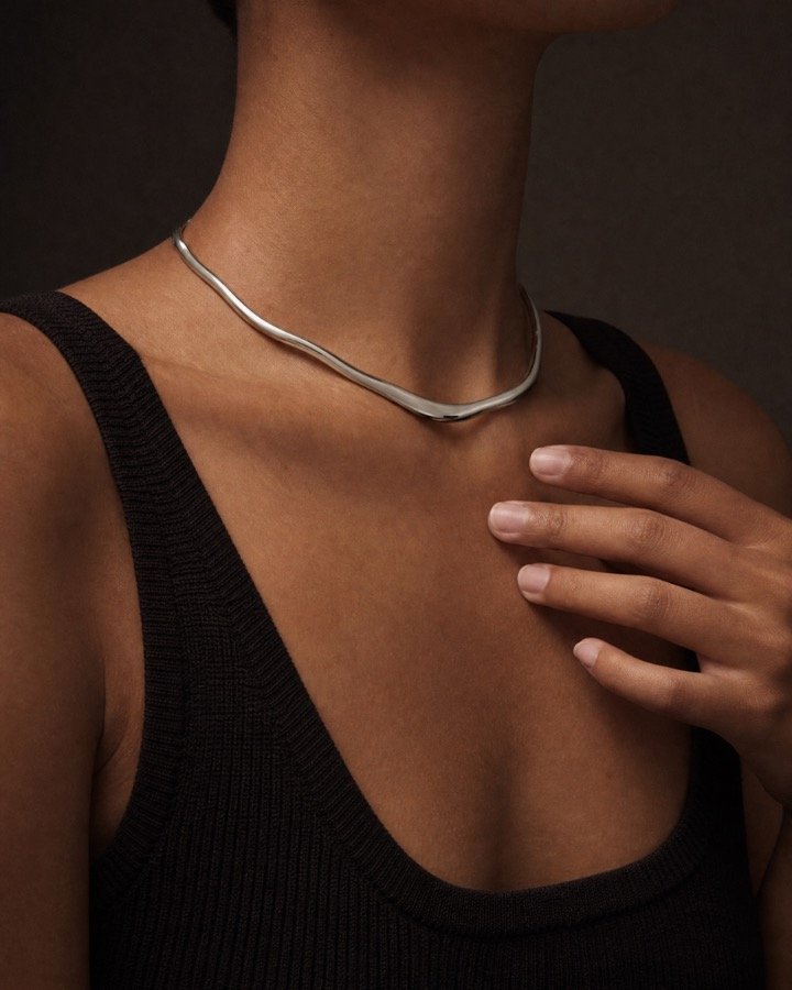 Collier Choker porté au cou