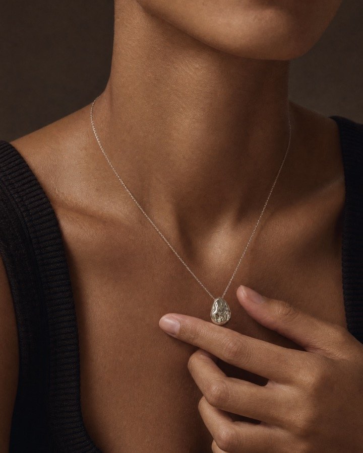 Collier Galet porté au cou