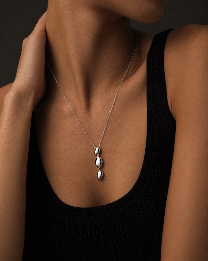 Collier Halo porté au cou