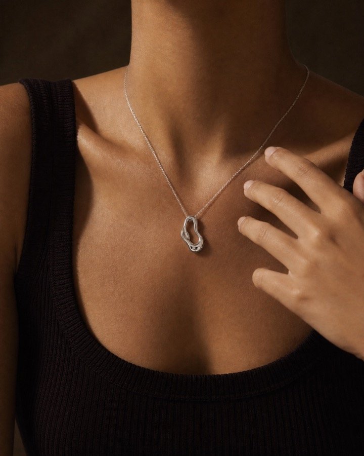 Collier Onde porté au cou