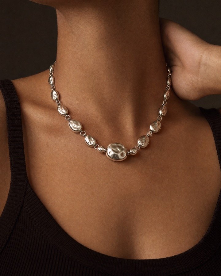Collier Rivière porté au cou