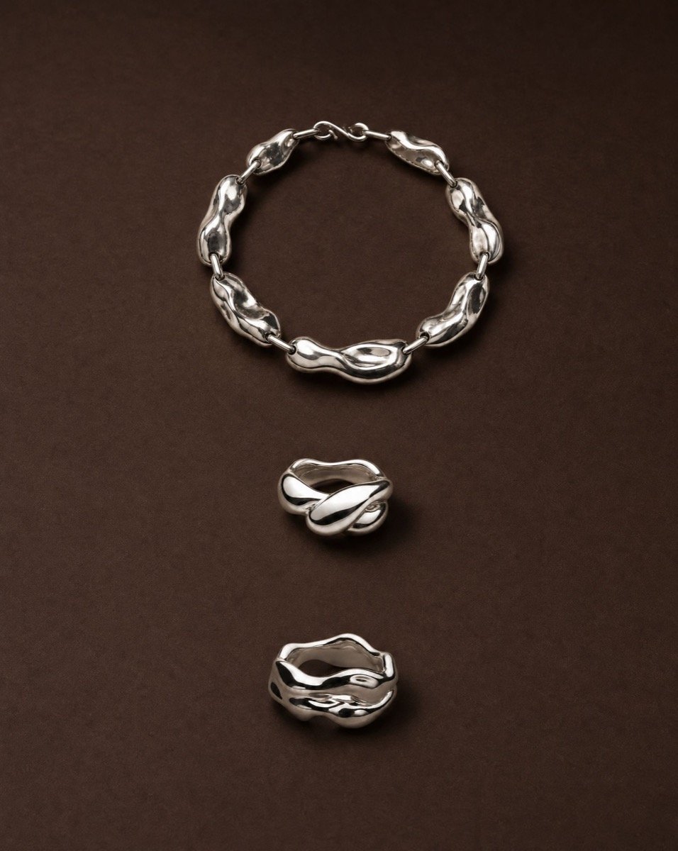 Modèle portant les bijoux MRW, détail cou et main